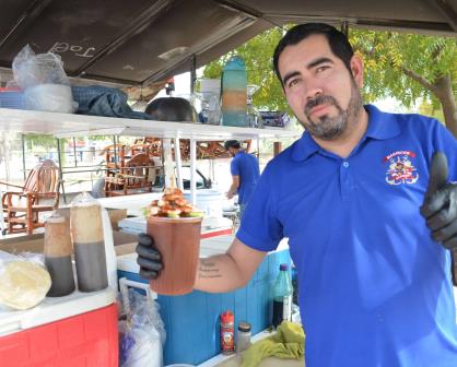 Jesús Alberto les pone pasión a sus cocteles de mariscos en el sector Agricultores en Culiacán