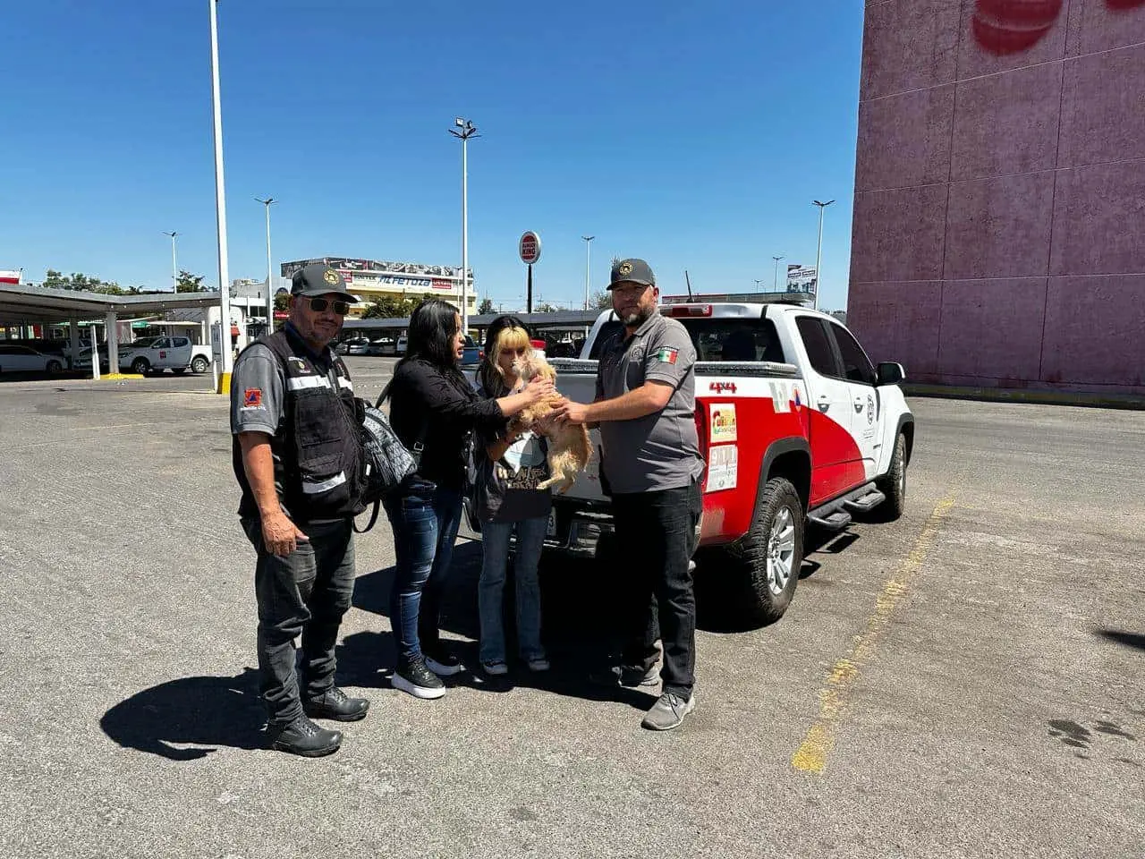 Gracias a la valiosa colaboración de la ciudadanía él perrito ya está en casa.
