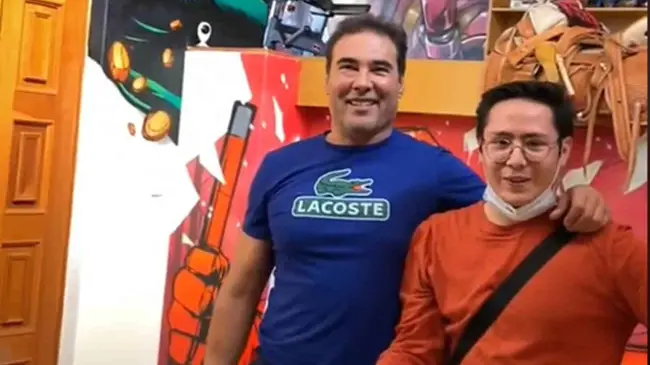 Artista realiza increíbles murales de superhéroes en la casa de Eduardo Yáñez.