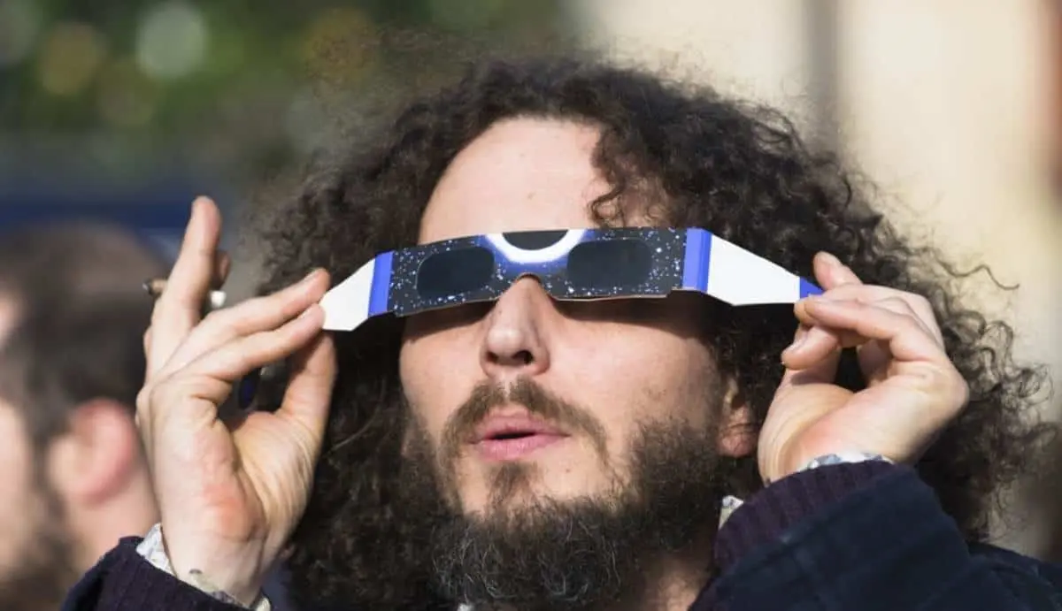 Para que no te pierdas el eclipse, aquí te decimos dónde puedes comprar los lentes y que certificaciones deben tener. Foto: Cortesía
