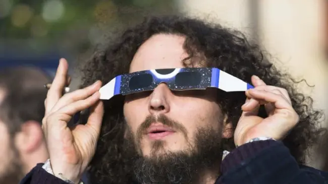 Para que no te pierdas el eclipse, aquí te decimos dónde puedes comprar los lentes y que certificaciones deben tener. Foto: Cortesía