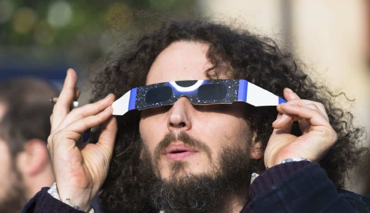 Para presenciar de manera segura el eclipse es necesario lentes especializados | Imagen cortesía  