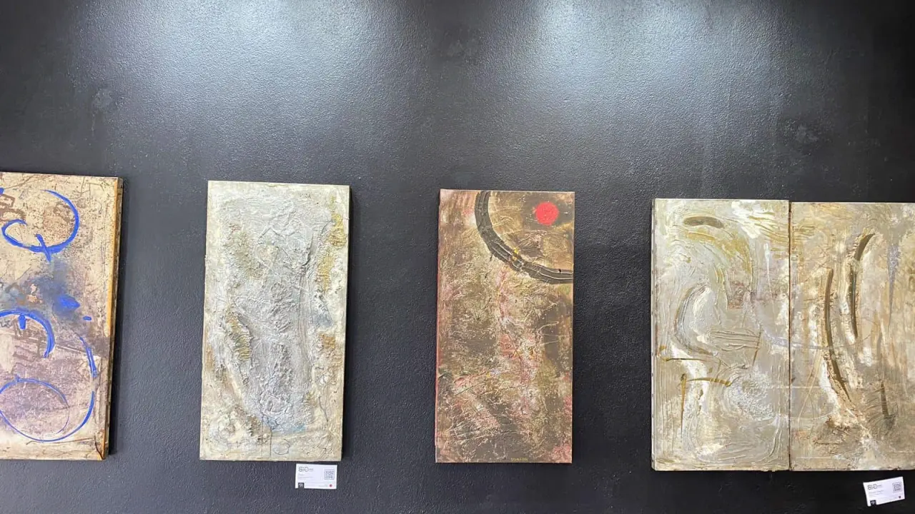 Obras de Sergio Bignardi en galería Punto de Encuentro. Foto Gonzalo Contreras