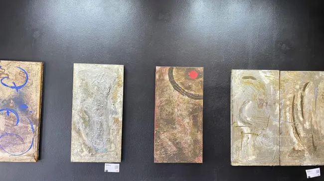 Obras de Sergio Bignardi en galería Punto de Encuentro. Foto Gonzalo Contreras
