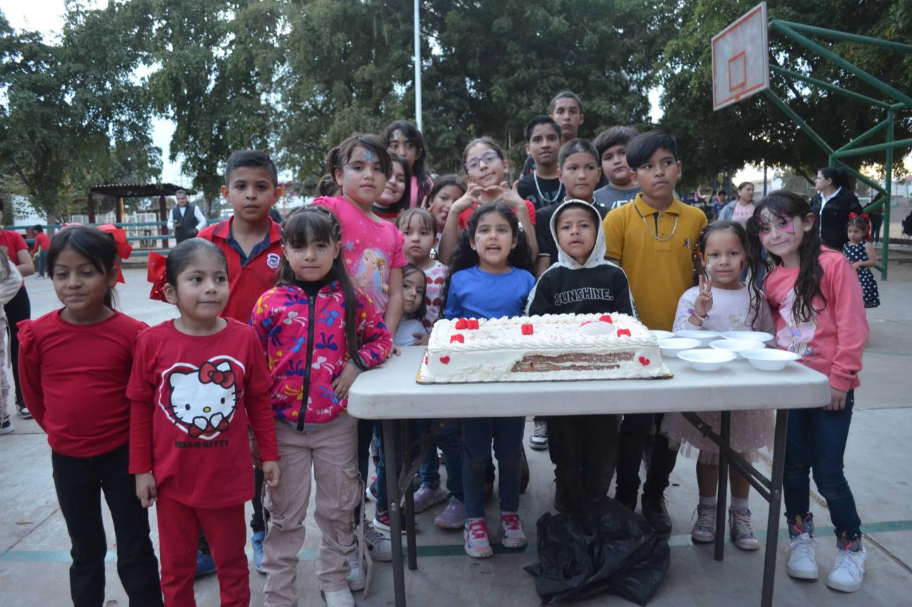 Niños y niñas disfrutaron del gran festejo que se organizó para celebrar un año más de la fundación de la colonia Amistad. Foto: Juan Madrigal