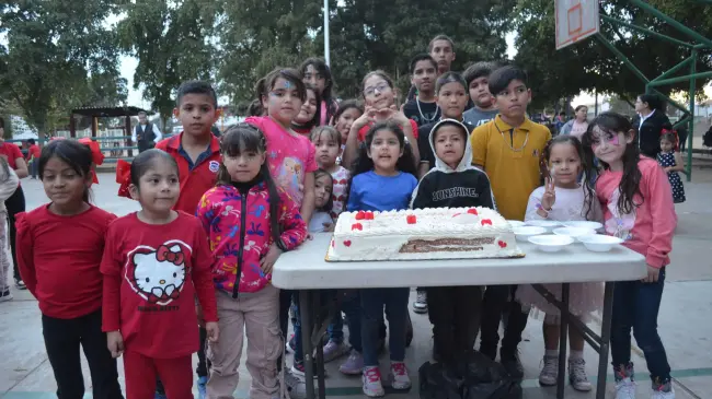 Niños y niñas disfrutaron del gran festejo que se organizó para celebrar un año más de la fundación de la colonia Amistad. Foto: Juan Madrigal