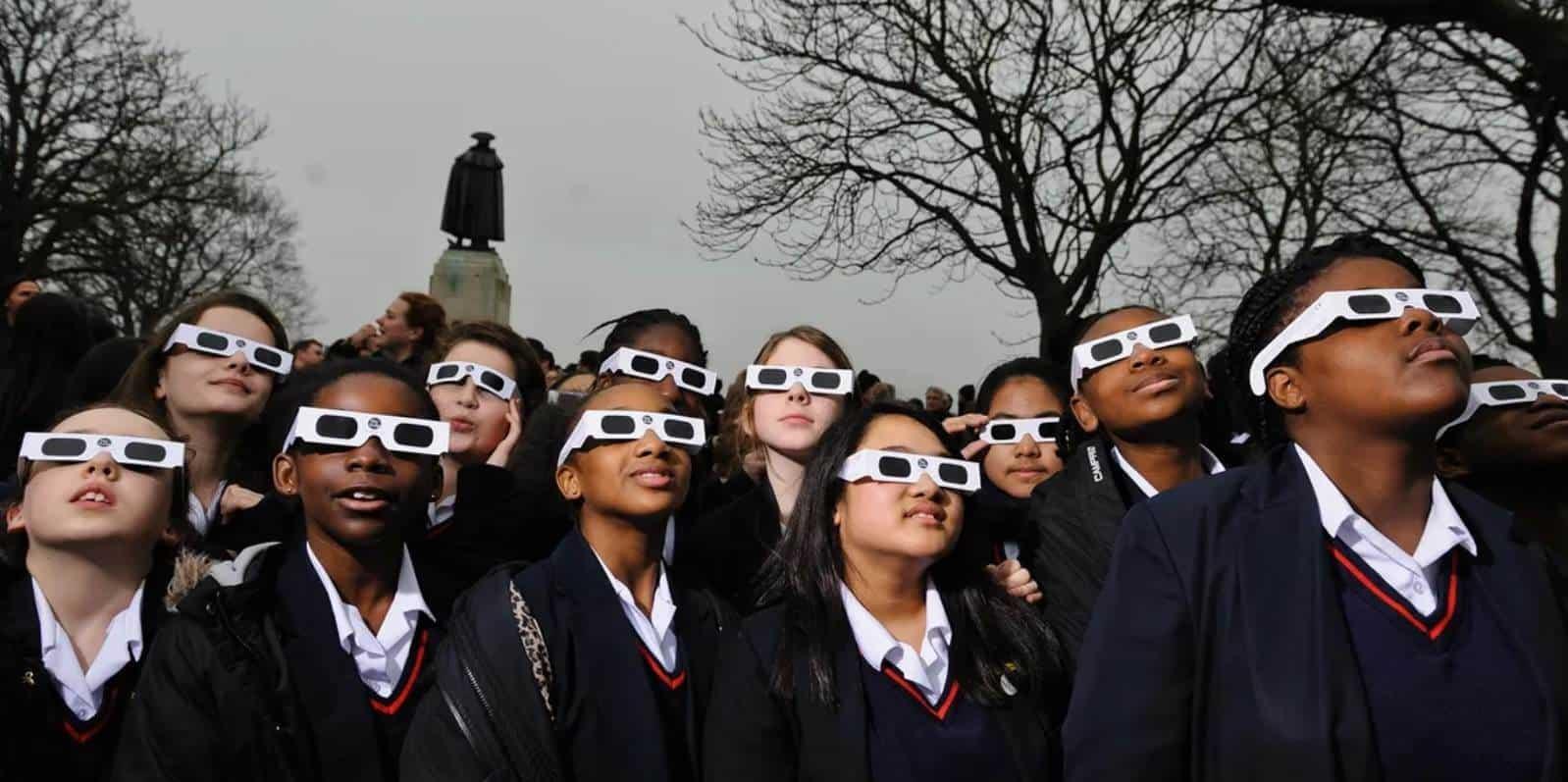 Niños observan eclipse solar parcial en Londres 2015. Foto Joseph Okpako | Getty Images