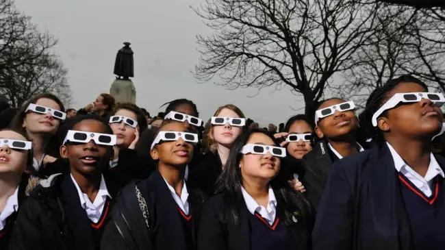 Niños observan eclipse solar parcial en Londres 2015. Foto Joseph Okpako | Getty Images
