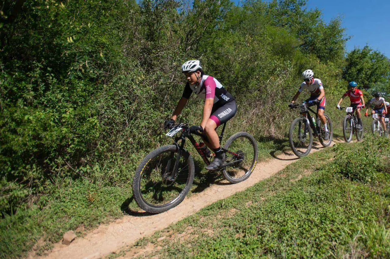Los sinaloenses, Nancy Guadalupe López Romero y Ángel Johan Ramos Lizárraga destacan en ciclismo de montaña