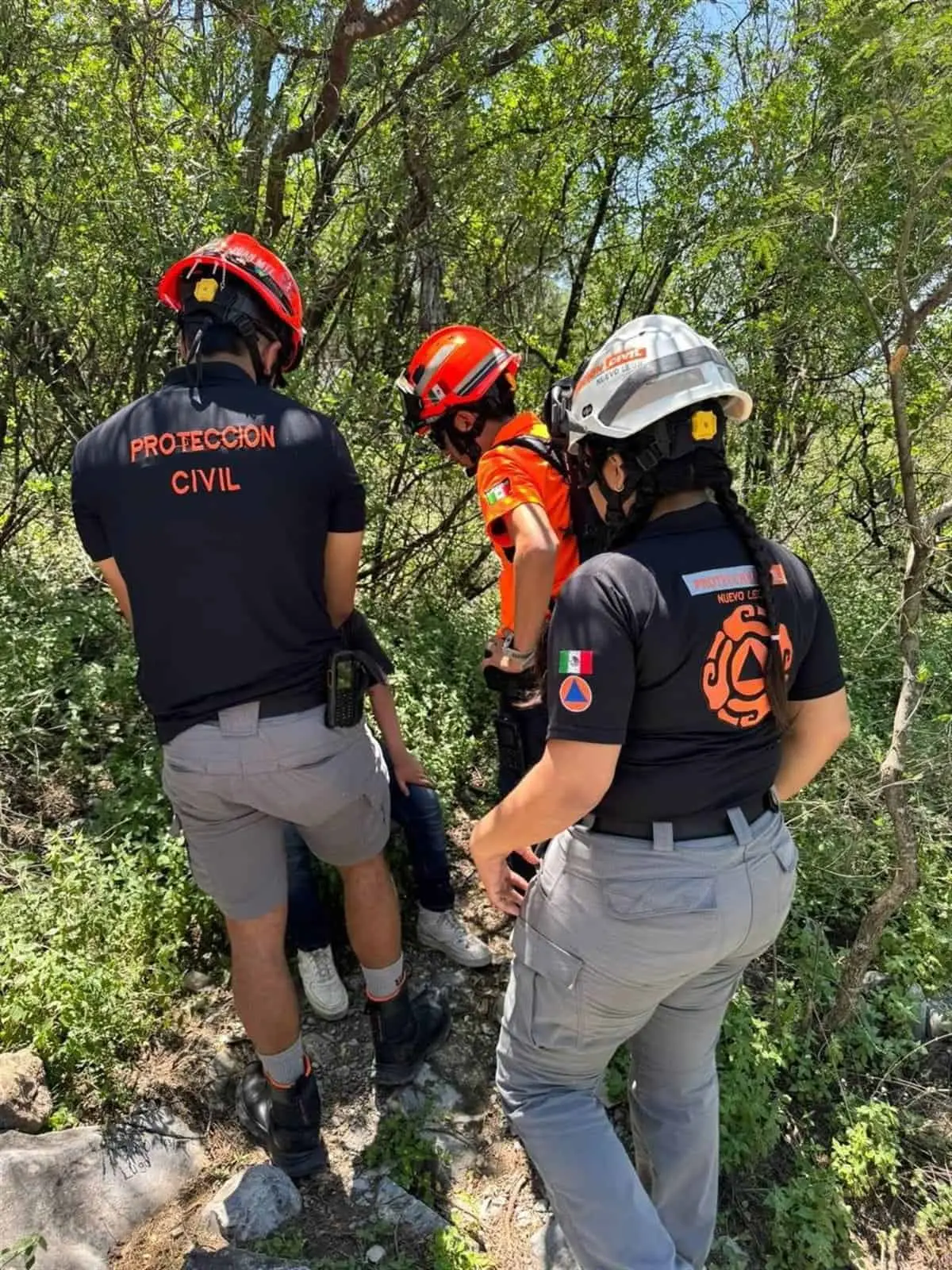 Tres turistas que se habían extraviado en el Cerro de la Silla fueron rescatados por Protección Civil. Foto: Cortesía