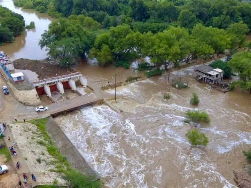 Presa derivadora en creciente del Río Sinaloa, Sinaloa de Leyva