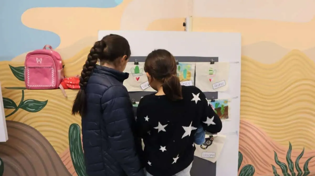 Taller de bordado para niños impartido por Luisa Portillo en Chihuahua. Foto: Cortesía