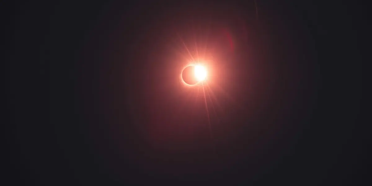 Checa, a qué hora se podrá apreciar mejor el eclipse de sol total del próximo lunes. Foto; Unplash