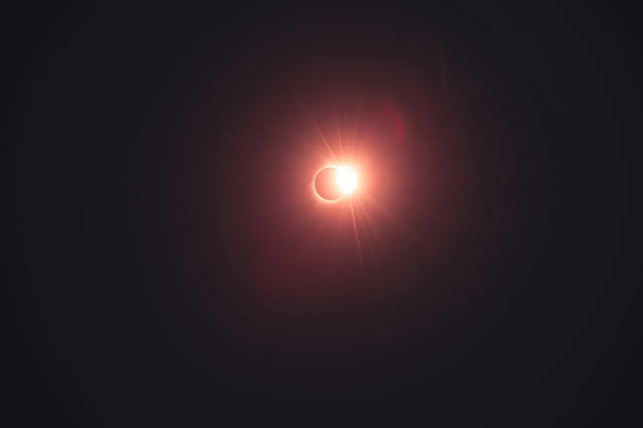Checa, a qué hora se podrá apreciar mejor el eclipse de sol total del próximo lunes. Foto; Unplash
