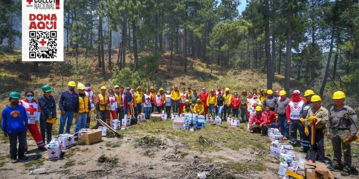 Cruz Roja Toluca, brigadistas, autoridades y sociedad, unen esfuerzos para combatir incendios en Lerma. Foto Cruz Roja Toluca