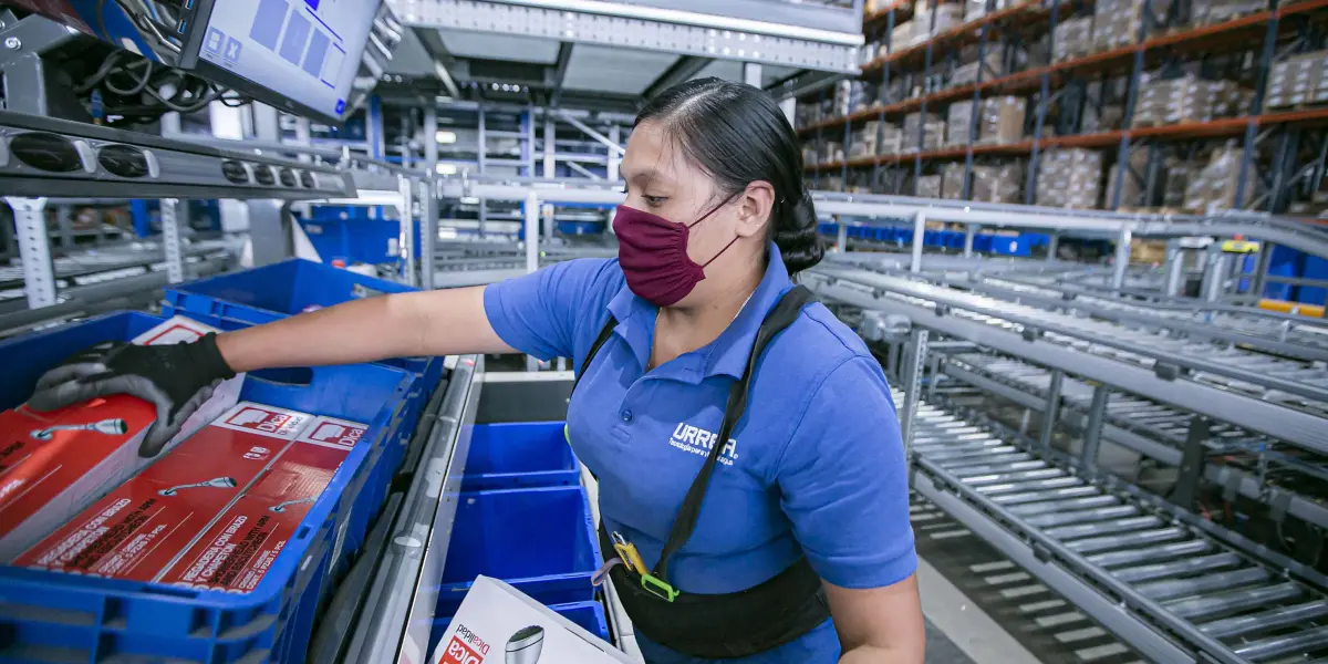 Mujer trabajando en una empresa de Jalisco. Foto Gobierno de Jalisco