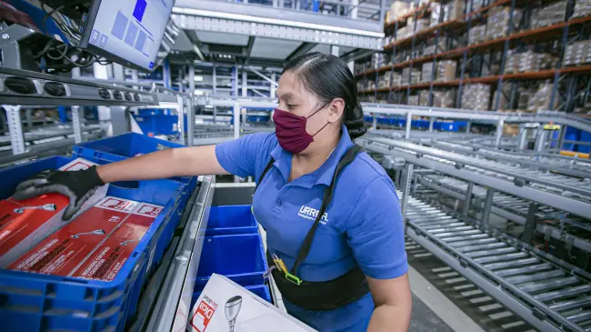 Mujer trabajando en una empresa de Jalisco. Foto Gobierno de Jalisco
