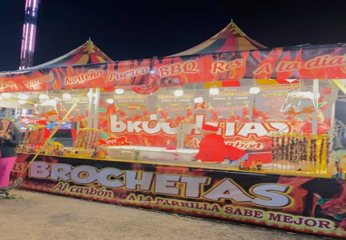 Puesto de brochetas en la feria de Tampico 2024. Cortesía