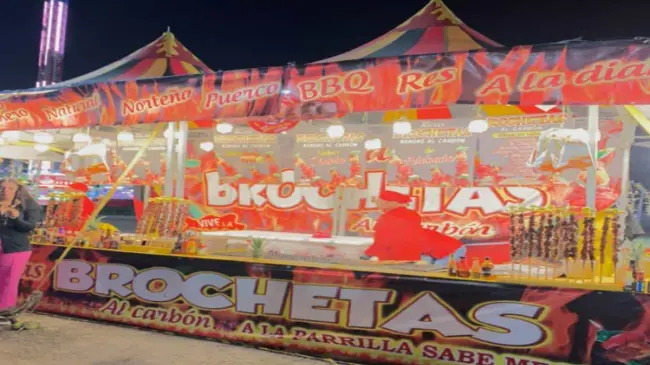 Puesto de brochetas en la feria de Tampico 2024. Cortesía