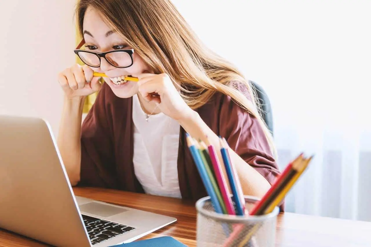 Mujer estresada mientras estudia. Foto Pixabay