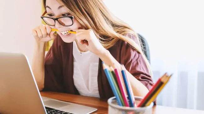 Mujer estresada mientras estudia. Foto Pixabay