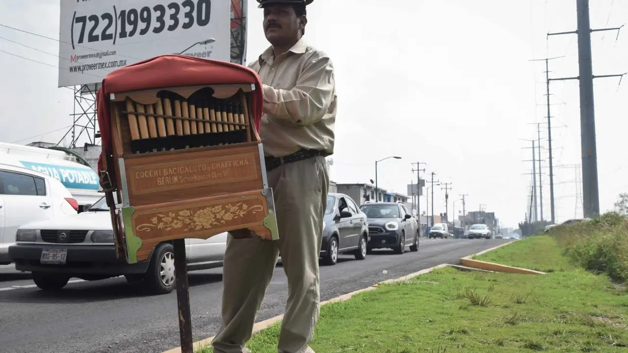 Organillero en Toluca lleva la música por las calles. Foto Diario Portal