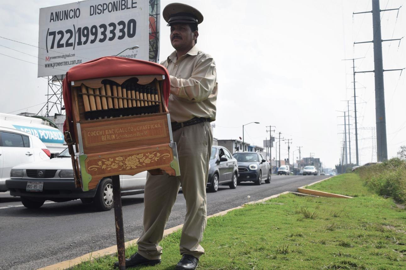 Organillero en Toluca lleva la música por las calles. Foto Diario Portal