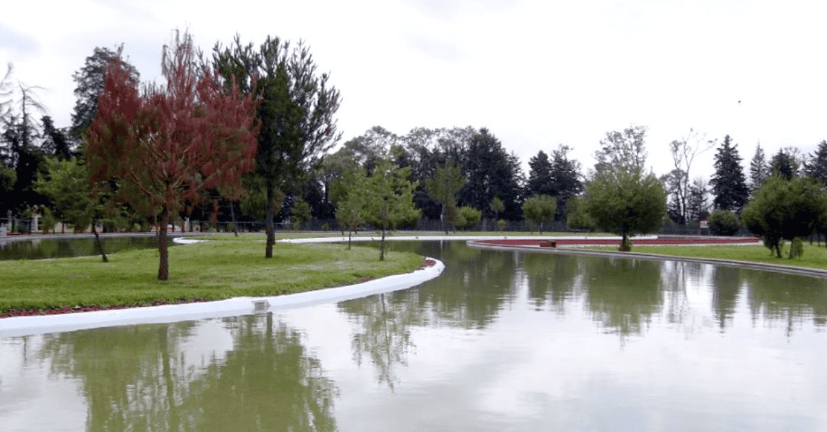 Lago en el parque Ambiental Bicentenario de Metepec