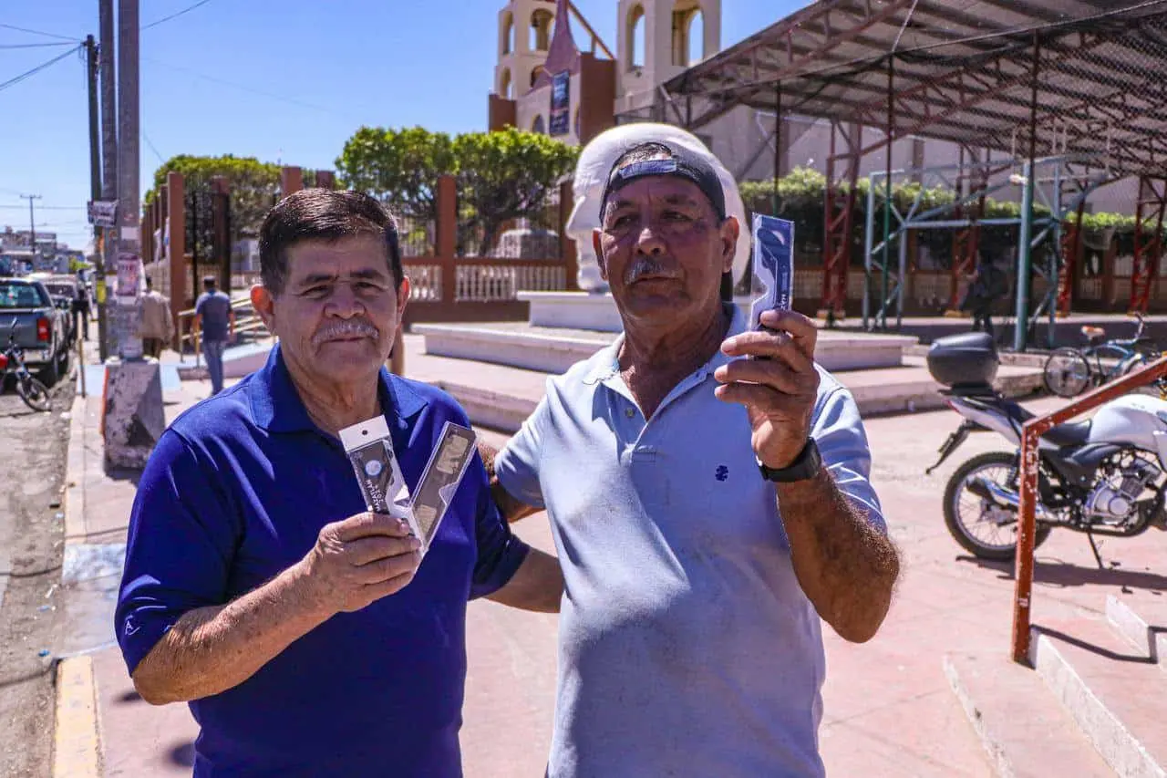 Personas ya tienen sus lentes para ver el eclipse solar de este lunes 8 de abriil.