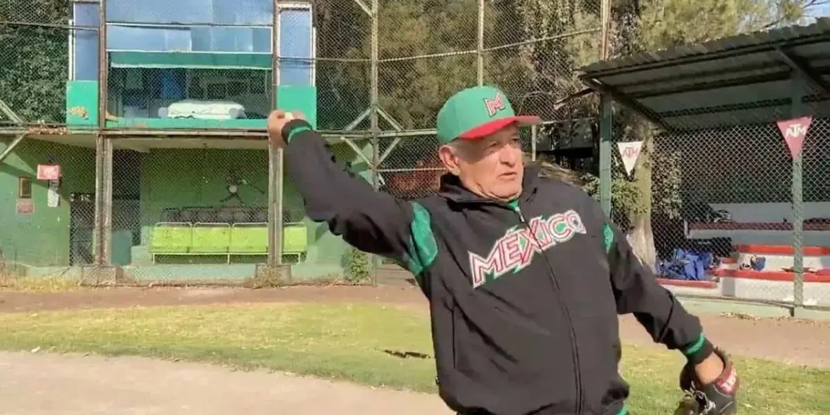 Andrés Manuel López Obrador jugando beisbol. Foto Proceso