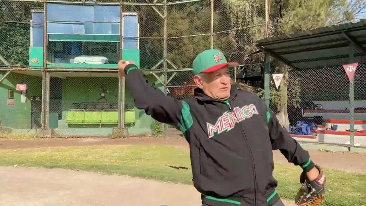 Andrés Manuel López Obrador jugando beisbol. Foto Proceso