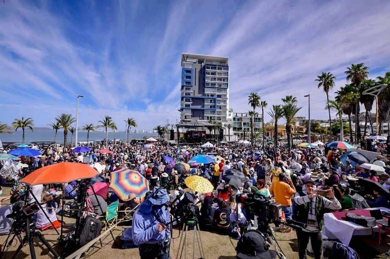 Con un grito, miles de personas vieron como Mazatlán se oscurecía tras el eclipse solar