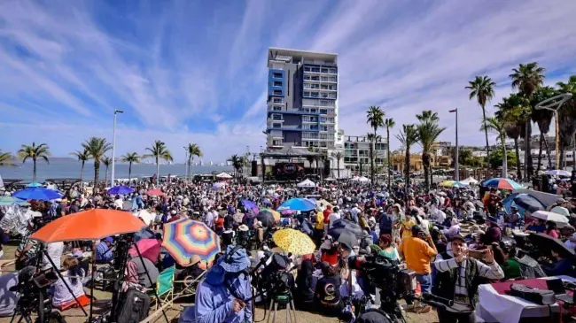 Con un grito, miles de personas vieron como Mazatlán se oscurecía tras el eclipse solar