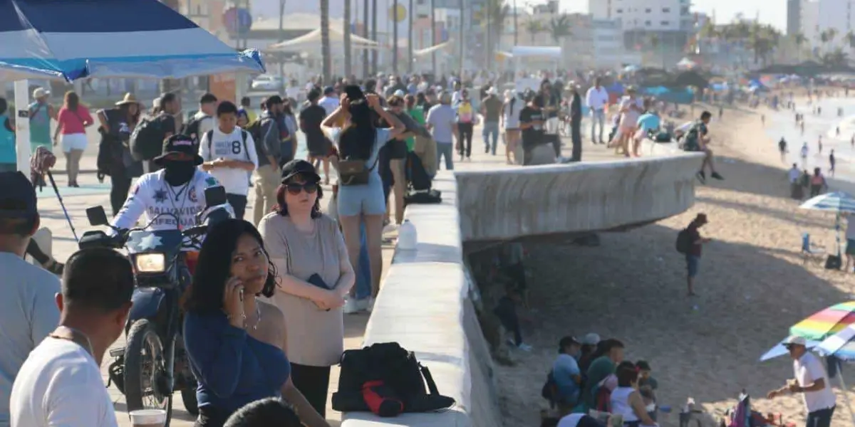 En Mazatlán, miles de personas abarrotan la Avenida del Mar para presenciar el “Eclipse Total de Sol”.