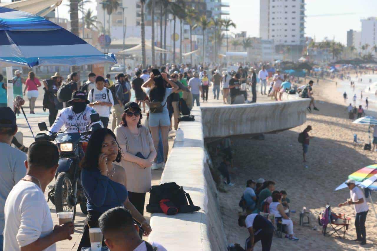 En Mazatlán, miles de personas abarrotan la Avenida del Mar para presenciar el “Eclipse Total de Sol”.