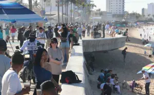 En Mazatlán, miles de personas abarrotan la Avenida del Mar para presenciar el “Eclipse Total de Sol”