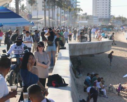 En Mazatlán, miles de personas abarrotan la Avenida del Mar para presenciar el "Eclipse Total de Sol"