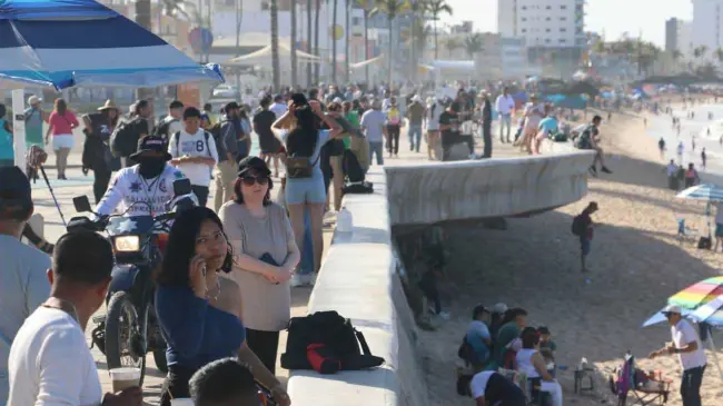 En Mazatlán, miles de personas abarrotan la Avenida del Mar para presenciar el “Eclipse Total de Sol”.