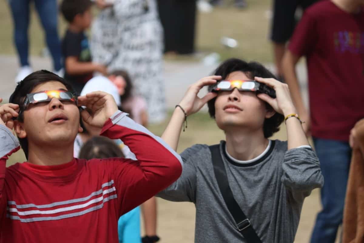 Culichis se asombraron con el eclipse solar desde el Centro de Ciencias de Sinaloa
