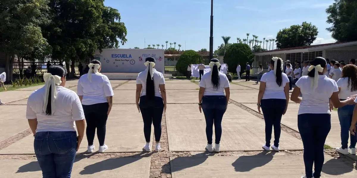 Izamiento de bandera en módulo femenil y varonil en la Penitenciaria de Aguaruto, Sinaloa. Foto Construyendo Paz