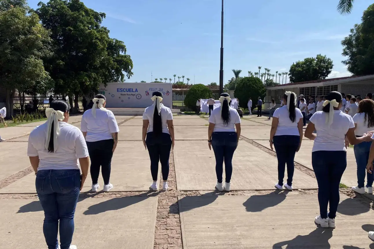 Izamiento de bandera en módulo femenil y varonil en la Penitenciaria de Aguaruto, Sinaloa. Foto Construyendo Paz