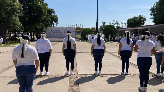 Izamiento de bandera en módulo femenil y varonil en la Penitenciaria de Aguaruto, Sinaloa. Foto Construyendo Paz