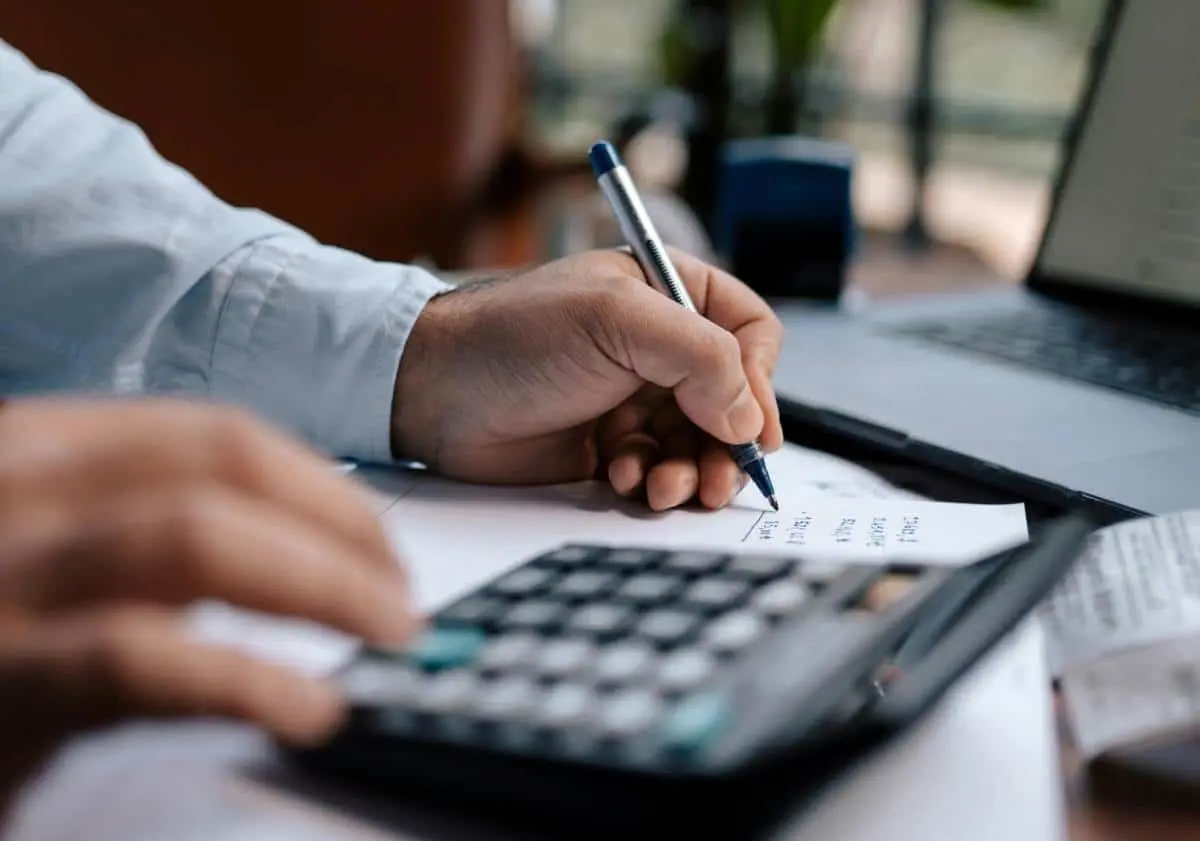 Algunas aportaciones voluntarias son deducibles ante el SAT. Foto: Pexels / Mohamed hamdi