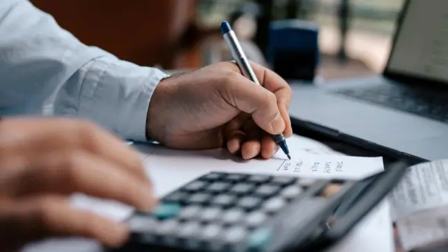 Algunas aportaciones voluntarias son deducibles ante el SAT. Foto: Pexels / Mohamed hamdi