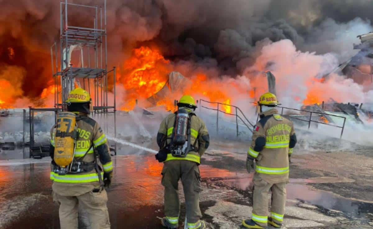Incendio en fábrica de plásticos en Monterrey. Protección Civil