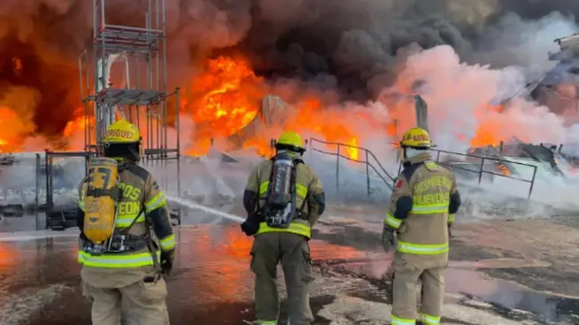 Incendio en fábrica de plásticos en Monterrey. Protección Civil