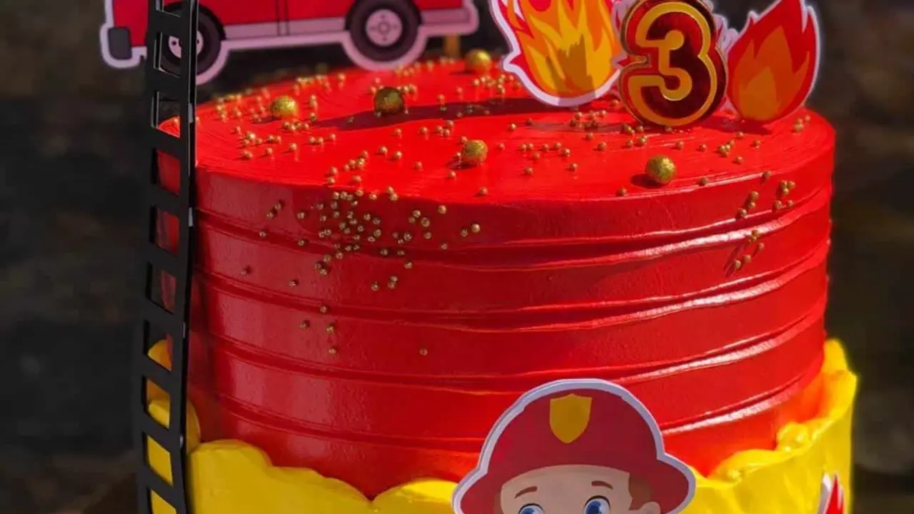 Pastel de bombero para conmemorar el Día del Niño.