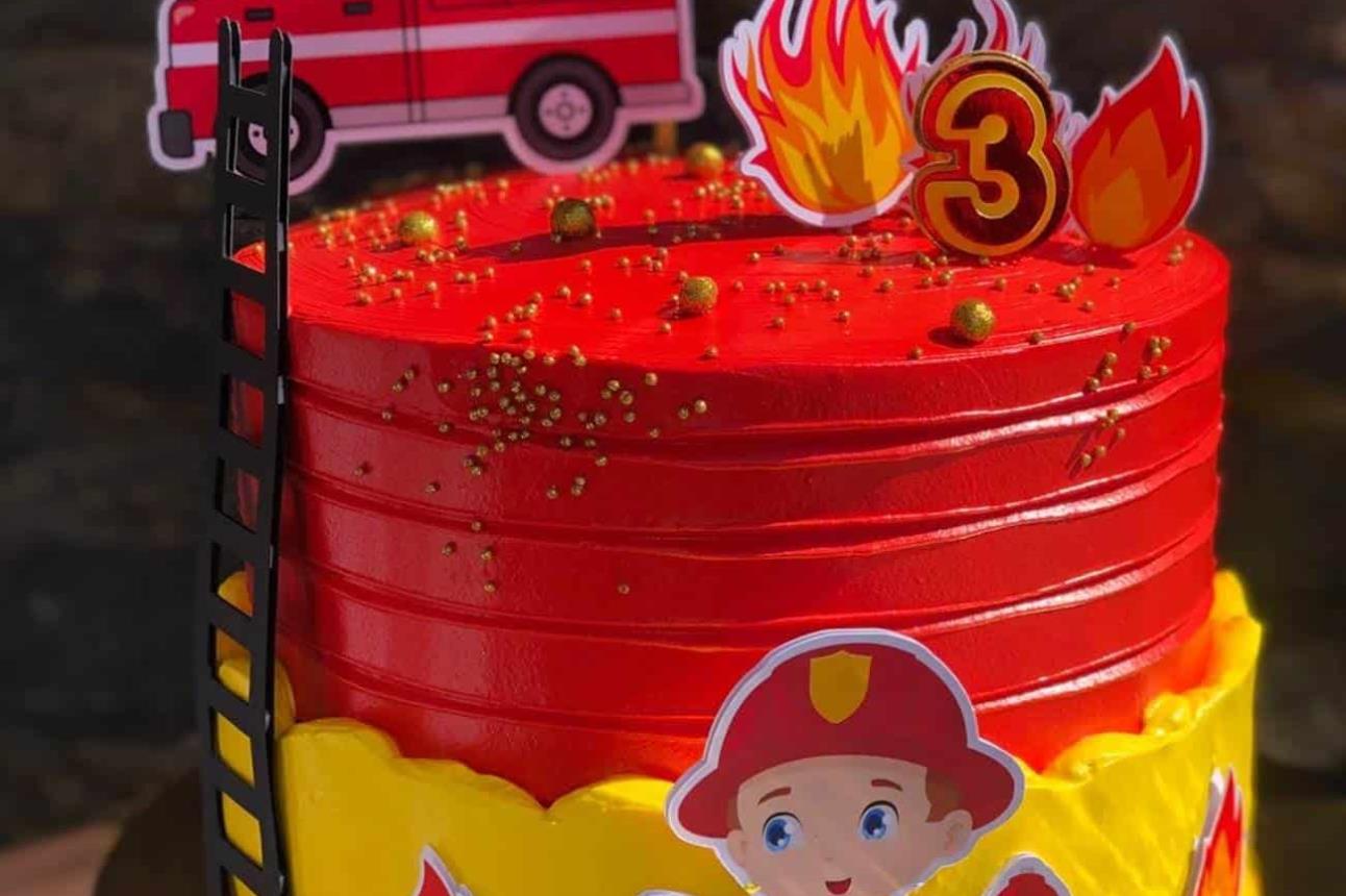 Pastel de bombero para conmemorar el Día del Niño.