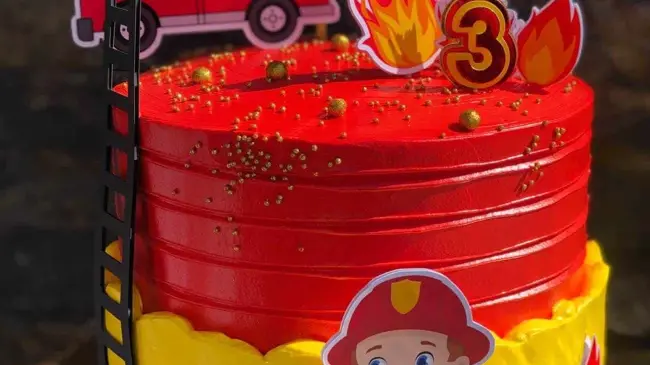 Pastel de bombero para conmemorar el Día del Niño.