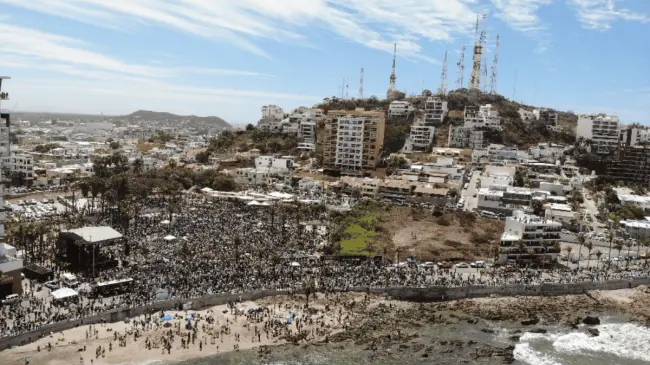 Turistas en Mazatlán viendo el eclipse del 08 de abril